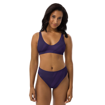 Bikini violeta y negro para disfrutar del verano.