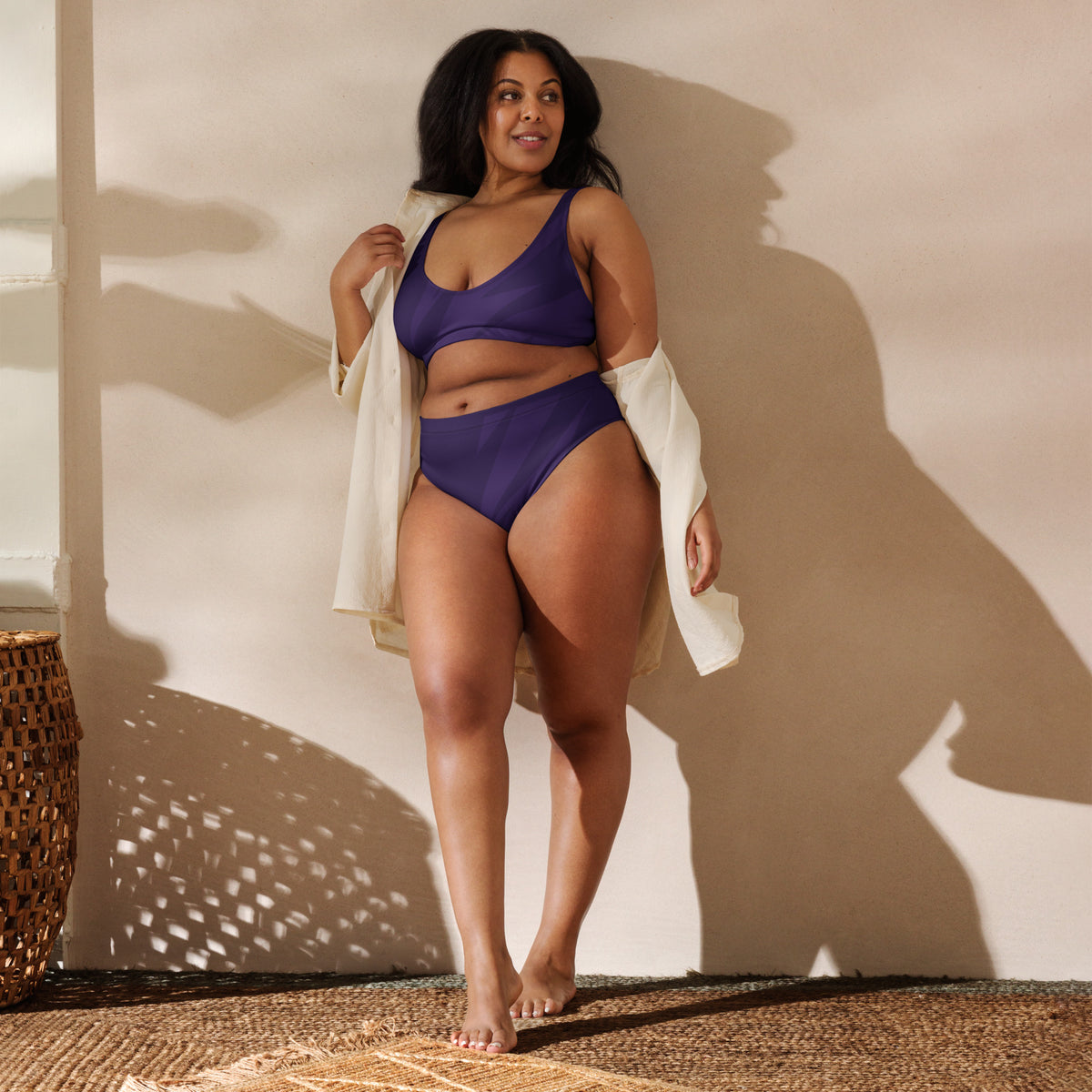 Bikini para mujer con combinación de tonos oscuros y violetas.