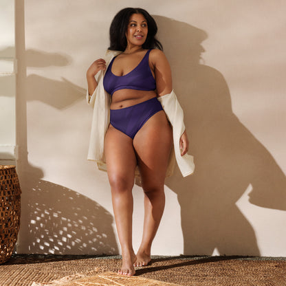 Bikini para mujer con combinación de tonos oscuros y violetas.