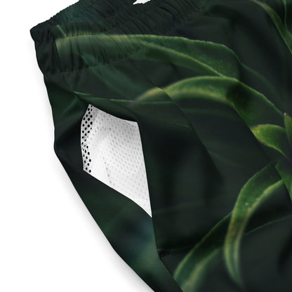 Detalle del bolsillo y colores negro y verde del bañador.