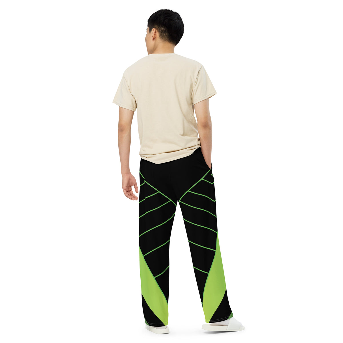 Vista trasera del pantalón negro y verde
