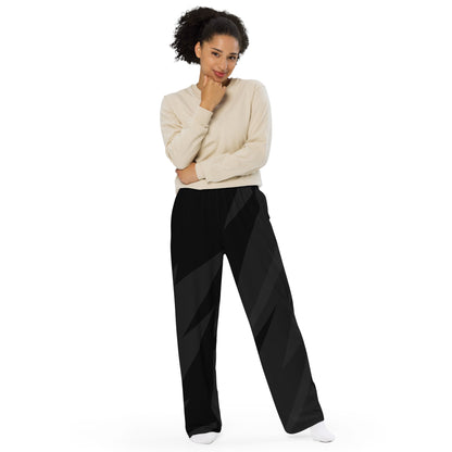 Pantalón negro y gris para un conjunto de moda alternativa