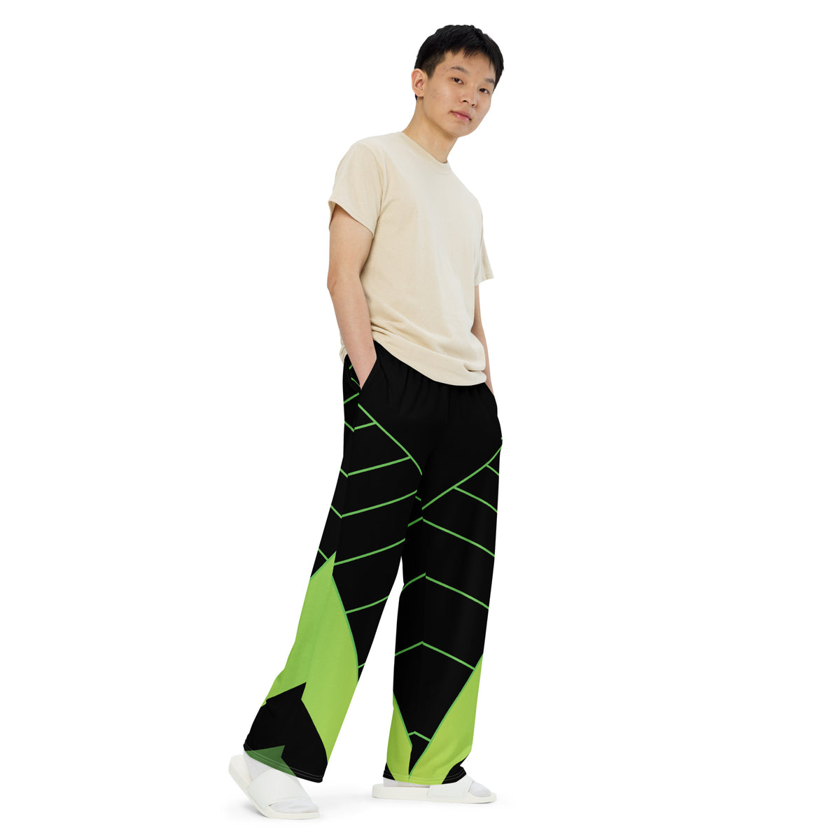 Detalle de los colores negro y verde del pantalón