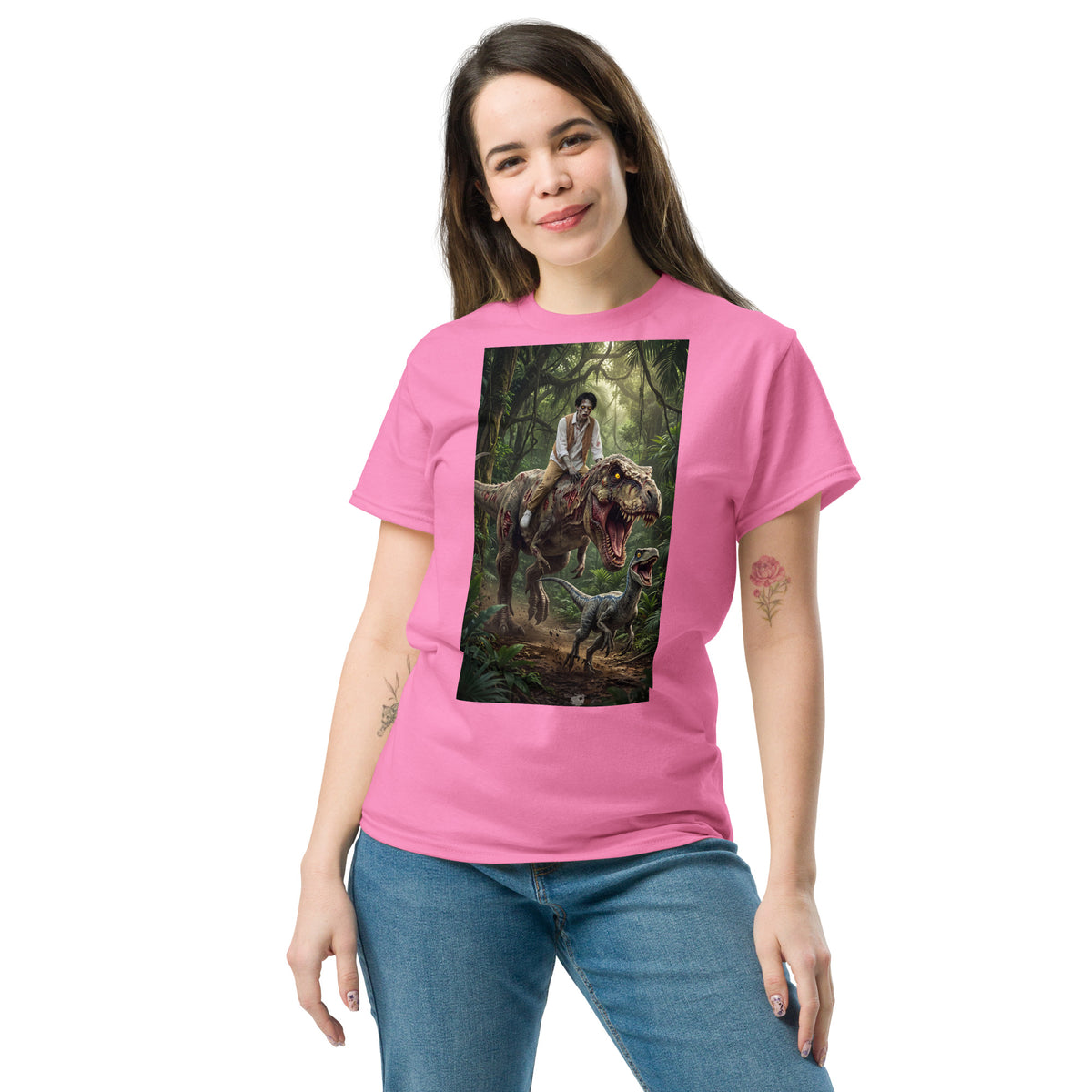 Camiseta con T-Rex zombie persiguiendo un velociraptor